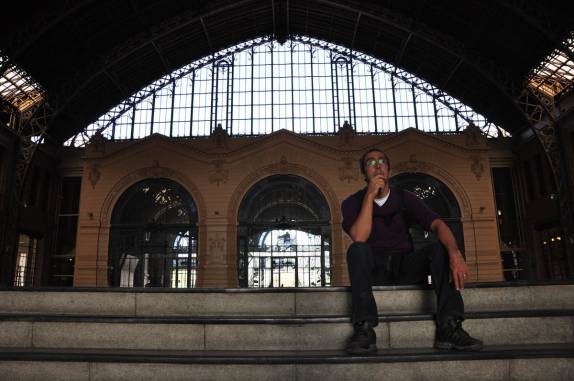 Admirando a estação Mapocho, antiga estação de trens de Santiago, hoje transformada em grande espaço de eventos, no Chile
